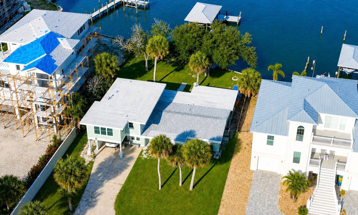 Englewood House | Waterfront 3 Bedroom Retreat - Dock, Bay Front, Beach Access