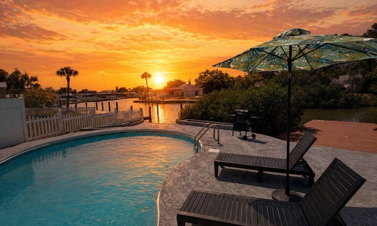 Bay Crest Park House | Waterfront Getaway - Prime Location - Big Backyard