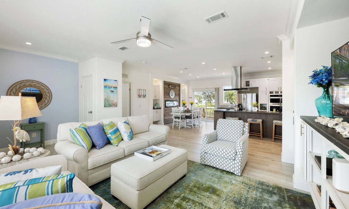 Taylor Creek House | Waterfront Lake House | Lake Access | King Bed