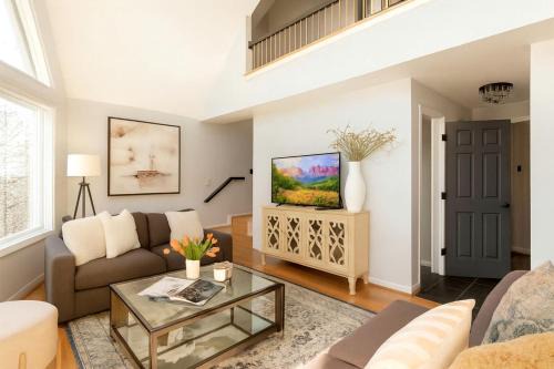 Barium Springs House | Waterfront Retreat with Spectacular Interior, Jacuzzi and Game Room in NC