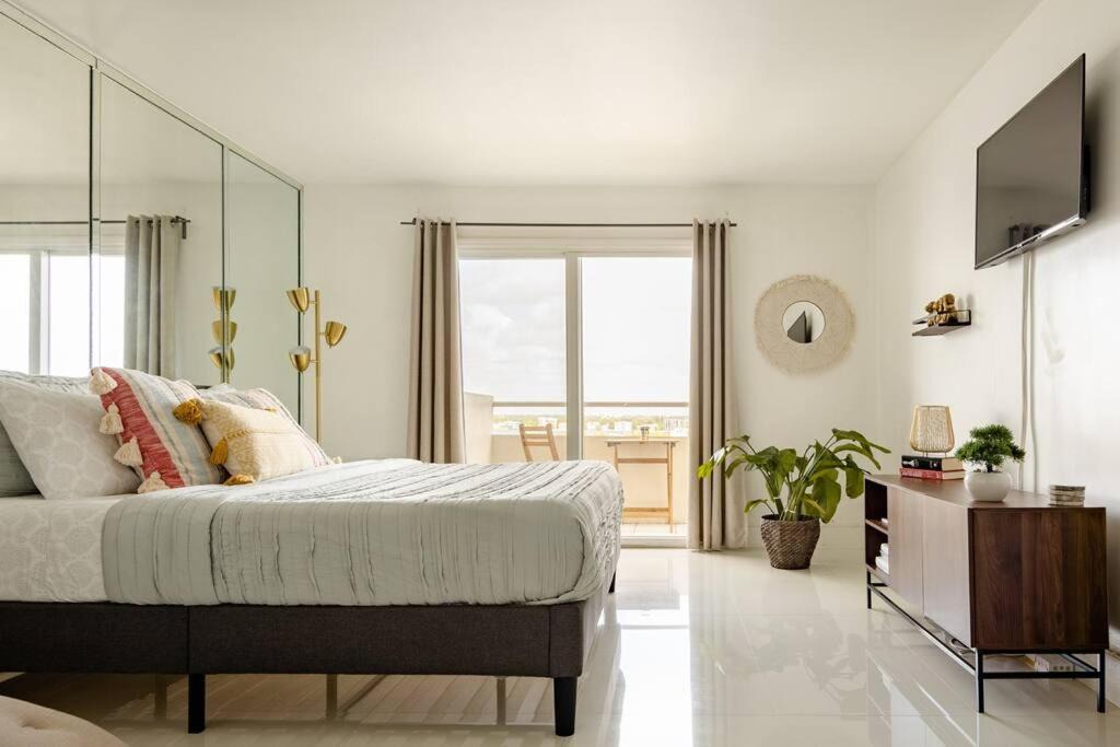 North Bay Village Apartment | ☆Waterfront Studio/FREE PARKING/Amazing Bay View