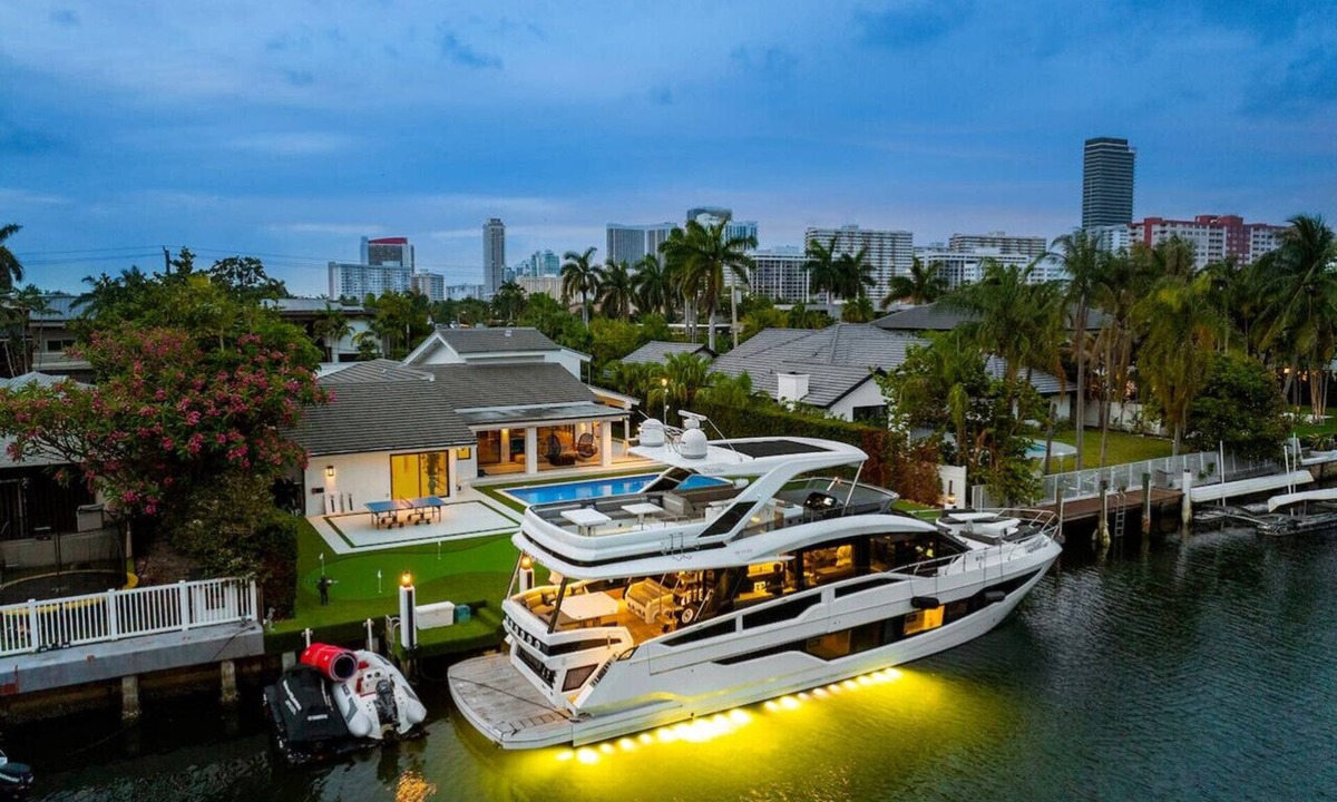 Hallandale Beach House | Waterfront Villa Sauna, Pool & Mini Golf