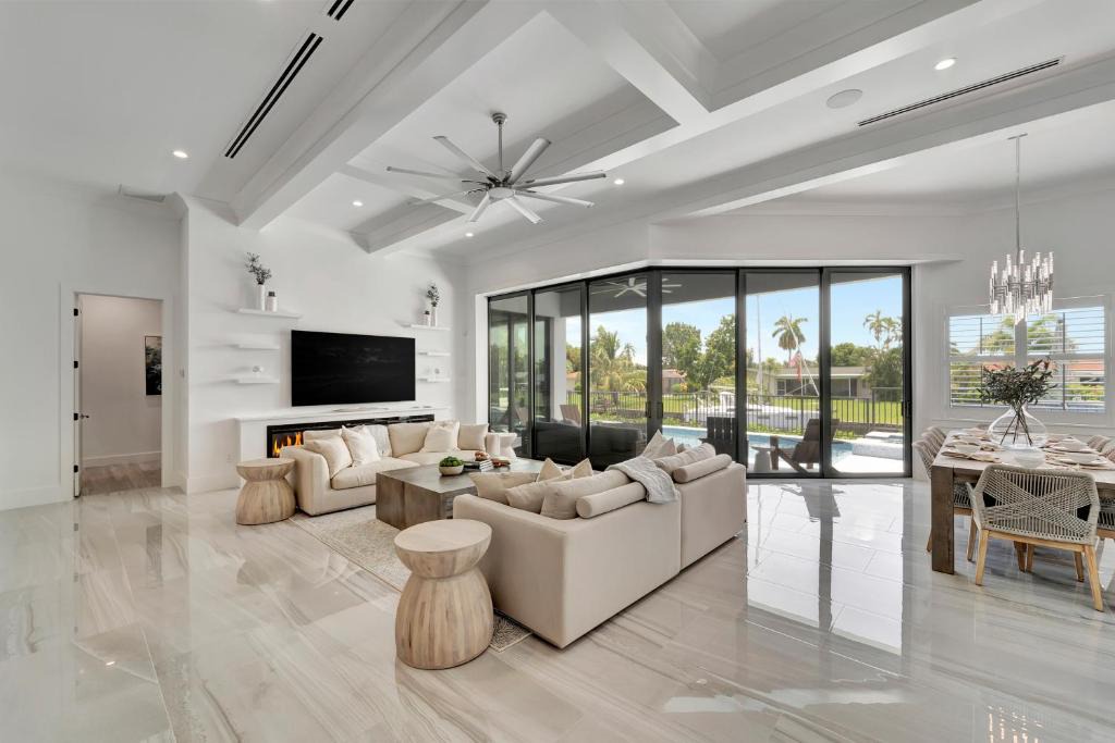 Yacht Club House | Waterfront Wine Down