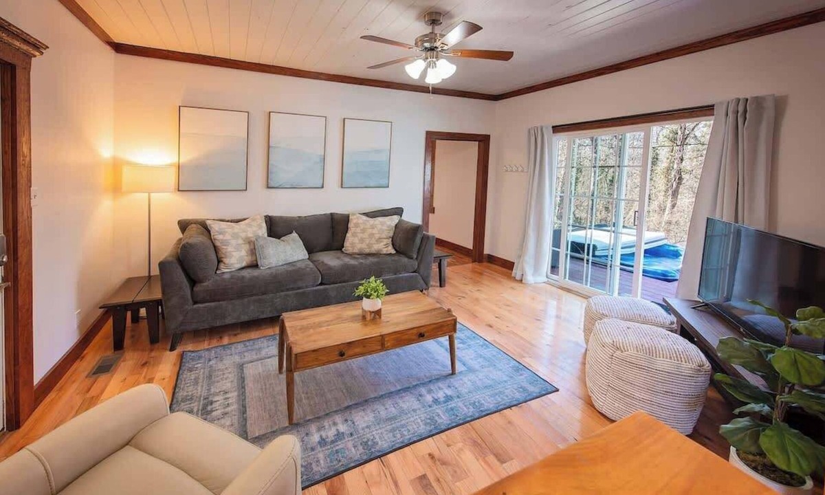 Lookout Valley Neighborhood Association House | Wauhatchie Blue Pool House with Private Spa