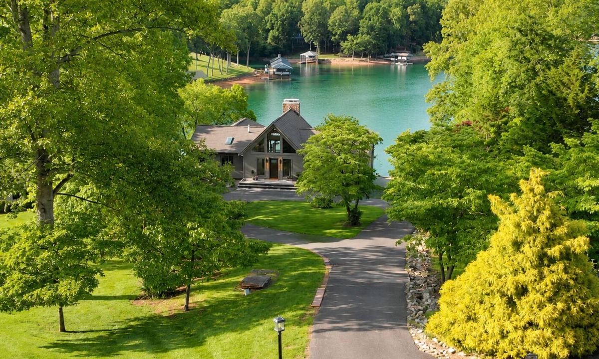 North Shore House | We have Water! Spacious home with Gentle Slope and Dock!