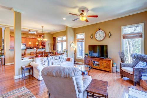 West Union House | West Union Townhome w/Patio & Lake View
