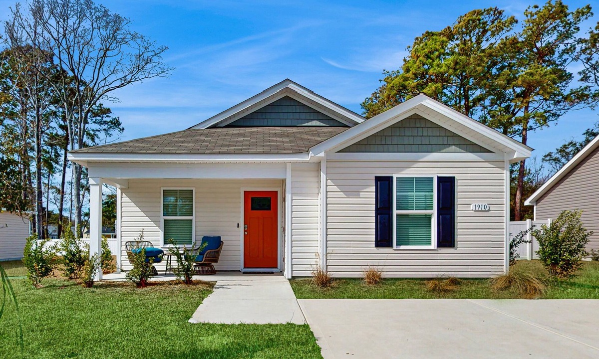 Ocean Isle Beach House | Whispering Breeze: Near golf courses and beach