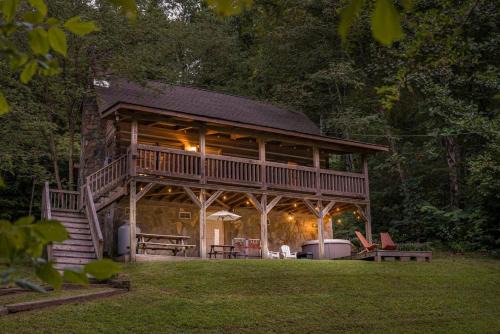 Whittier House | Whistler Retreat - Hot Tub, Fireplace, and Mountain Views!