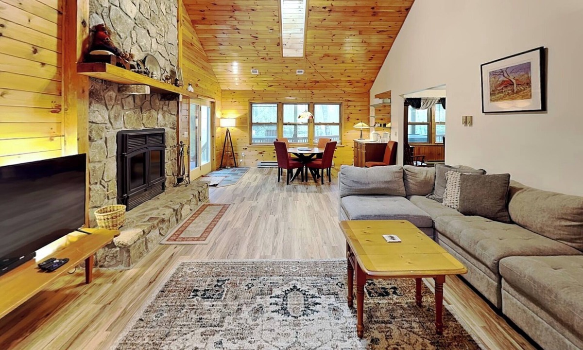 McHenry House | Whistling Bear | Serene View, Hot Tub, Large Yard