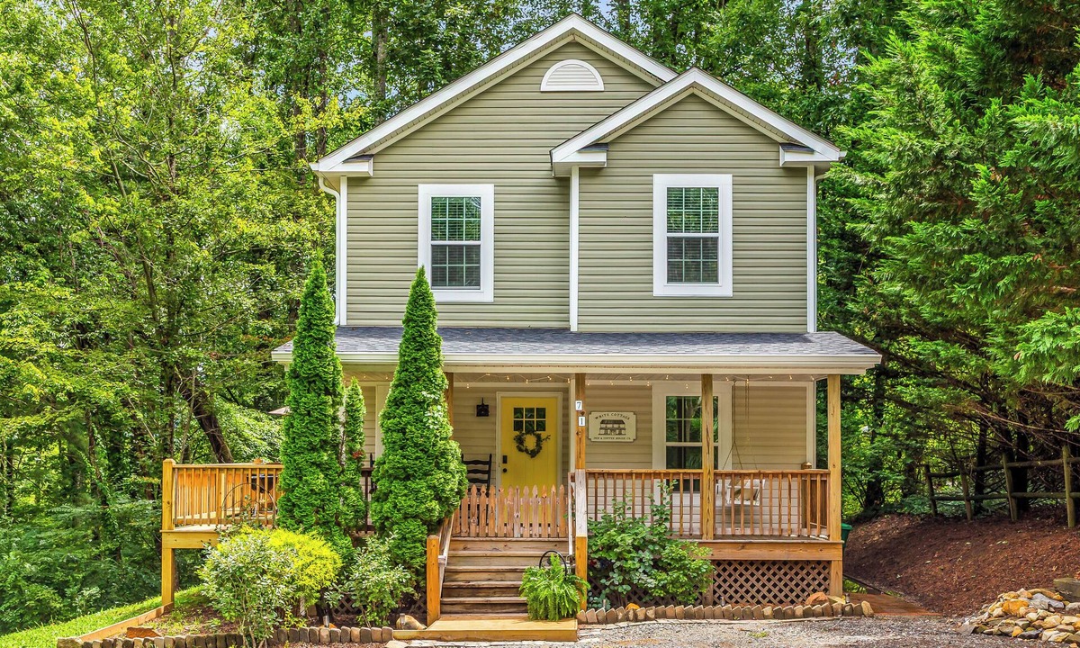 Skyland Cottage | "White Cottage Inn" Charming, Cozy, Convenient!