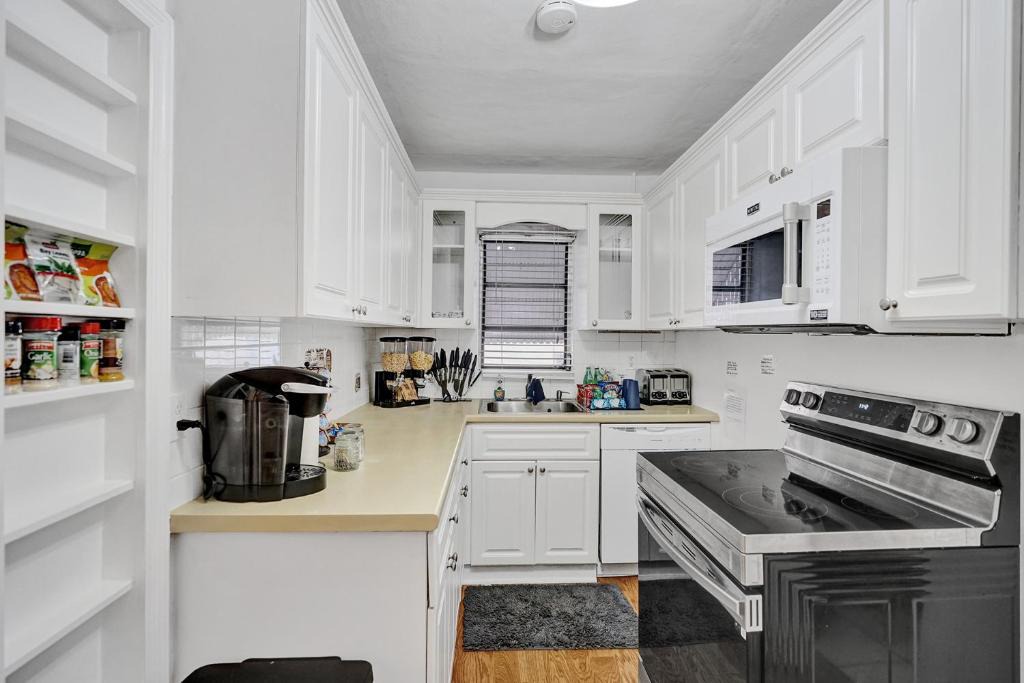 North Central Hollywood Bed & Breakfast | White House Hotel Hollywood