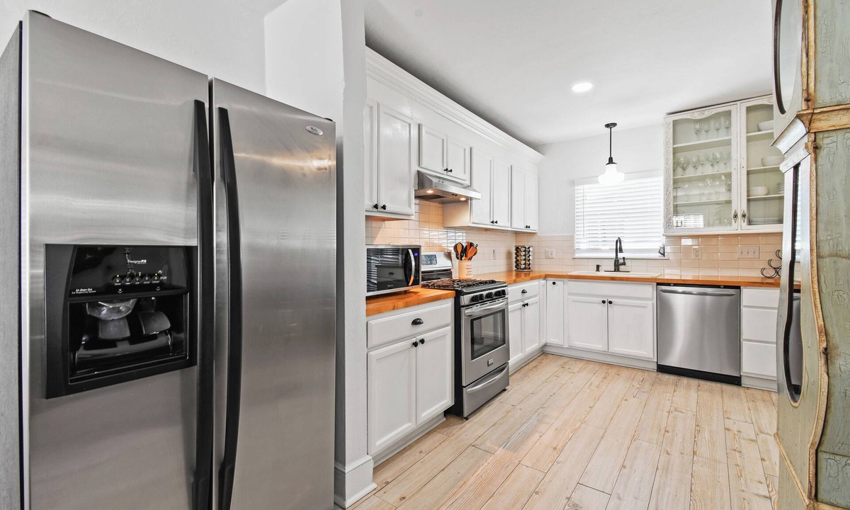 Parrot Cove House | Windsor House - Quaint Home Near Beach, Golf & Downtown