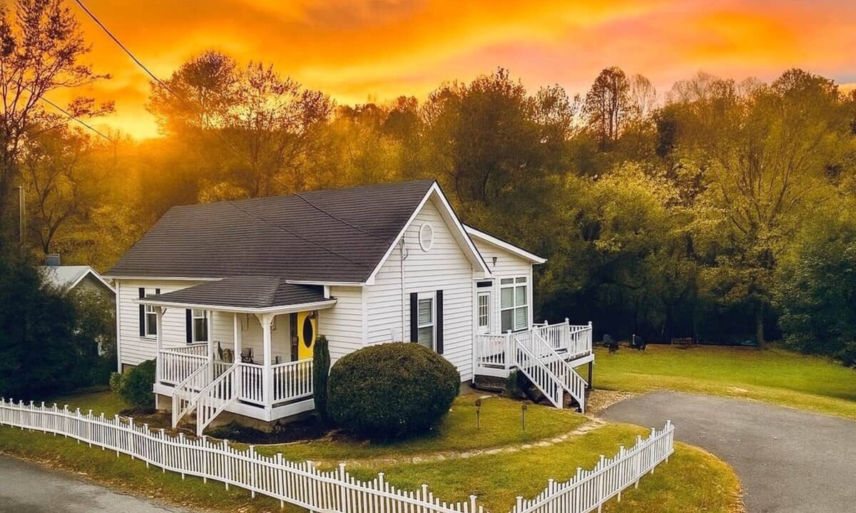 Walland House | Wizard House + Hot Tub, Private Creek, Large Yard, EV Charge