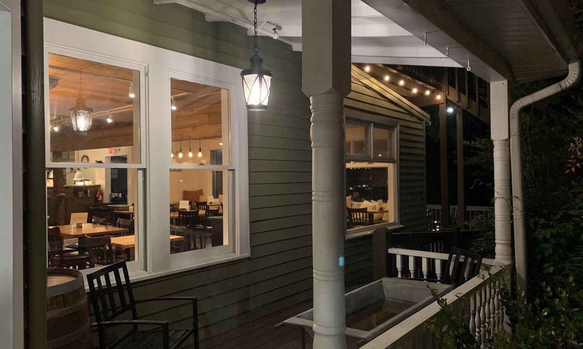Jasper Hotel | Woodbridge Inn & Tavern