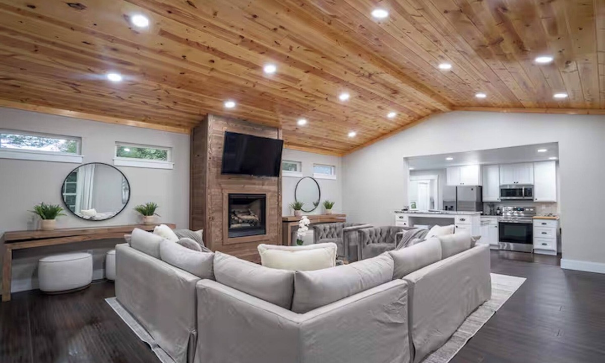 Monteagle House | Wooded Retreat + 1.3 Acres/Fire Pit/King Bed/Hiking/Near Sewanee & Caverns