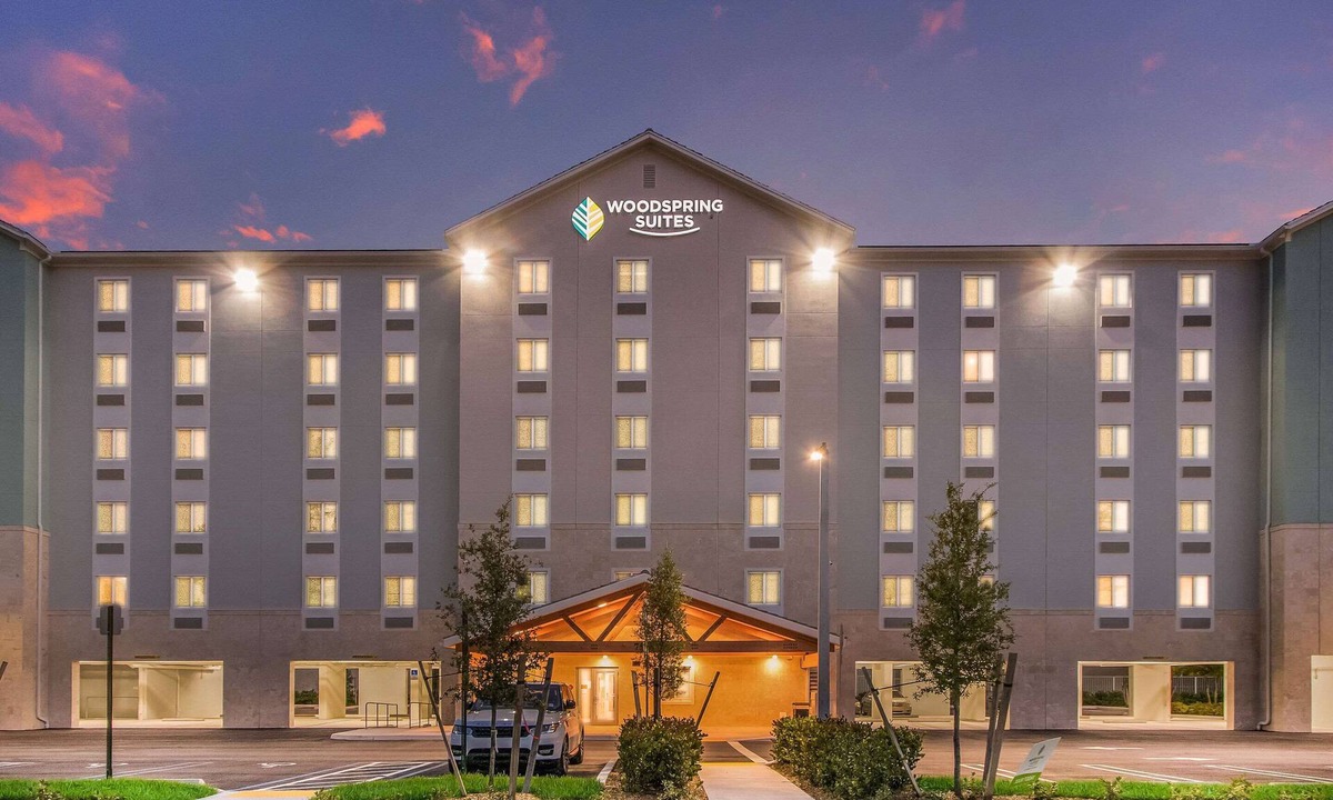 Ludlam Hotel | WoodSpring Suites Doral Miami Airport
