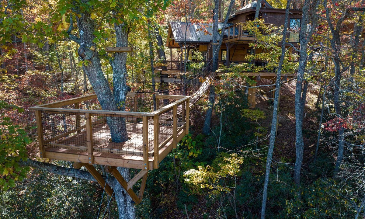 Sugarfork House | XL Treehouse on 7 Trees with Bridge & Platforms - The Hylo