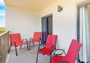 1st-floor condo with WiFi, outdoor pool & grilling area