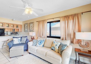 1st-floor condo with WiFi, outdoor pool & grilling area
