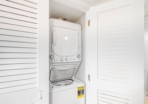 1st-floor condo with WiFi, outdoor pool & grilling area