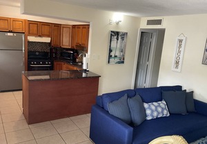 2 min walk to LIDO BEACH & approx 5-7 min walk to ST ARMANDS CIRCLE