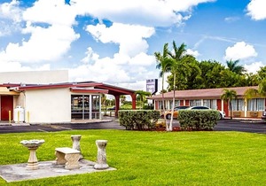 2-Star Hotel ∙ Econo Lodge Inn & Suites