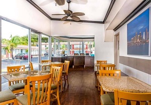 2-Star Hotel ∙ Econo Lodge Inn & Suites