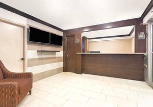 2-Star Hotel ∙ Econo Lodge Inn & Suites