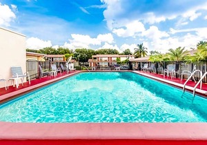 2-Star Hotel ∙ Econo Lodge Inn & Suites