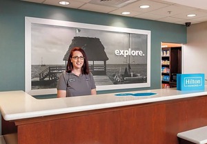 2-Star Hotel ∙ Hampton Inn & Suites Navarre