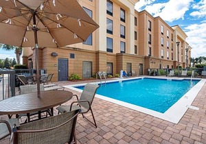 2-Star Hotel ∙ Hampton Inn & Suites Navarre