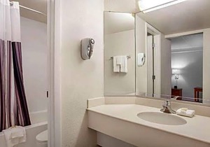2-Star Hotel ∙ La Quinta Inn by Wyndham Fort Myers Central