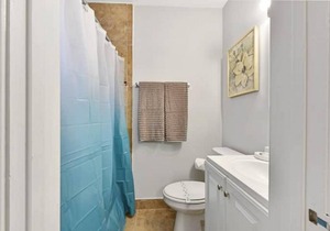 3/2 home w/king bed, work space, WiFi, laundry