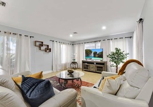 3/2 home w/king bed, work space, WiFi, laundry