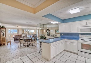 3 Bd/Ba Standard Shoreline, Steps to Beach & Pool! Sleeps 8! First Floor Condo