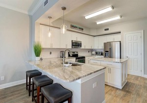 301 Bay Harbor Condo on Clearwater Bay, sleeps 6,heated pool, beach access across the street