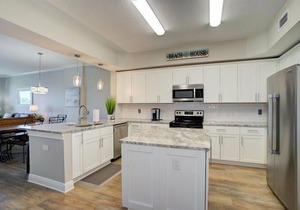 301 Bay Harbor Condo on Clearwater Bay, sleeps 6,heated pool, beach access across the street