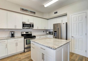 301 Bay Harbor Condo on Clearwater Bay, sleeps 6,heated pool, beach access across the street