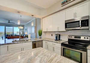 301 Bay Harbor Condo on Clearwater Bay, sleeps 6,heated pool, beach access across the street