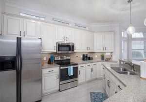 3BR Beach Villa Near Pool! New 6-Seater GOLF CART, Screened Porch, Beach Tram