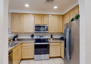 3rd floor condo w/sauna, gym, balcony, shared pools, hot tub, near theme parks