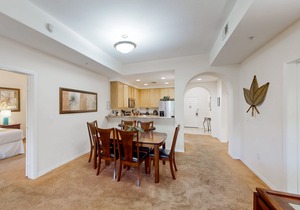 3rd floor condo w/sauna, gym, balcony, shared pools, hot tub, near theme parks