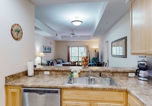 3rd floor condo w/sauna, gym, balcony, shared pools, hot tub, near theme parks