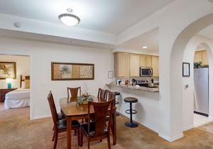 3rd floor condo w/sauna, gym, balcony, shared pools, hot tub, near theme parks