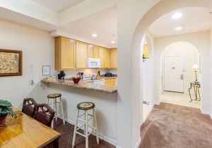 3rd floor condo w/ sauna, shared pools, balcony, gym, hot tub, near theme parks