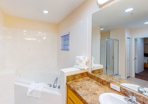 3rd floor condo w/ sauna, shared pools, balcony, gym, hot tub, near theme parks