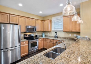 4BR Beach Cottage w/TWO (2) 6-SEAT GOLF CARTS! Golf Course Views, Pool, Tram