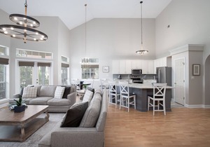 4BR Beach Villa w/6-Seat GOLF CART! Screened Balcony. Near Pool, Beach, Tram