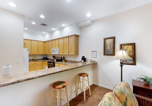 4th floor condo w/ balcony, gym, sauna, shared pools, hot tub, near theme parks