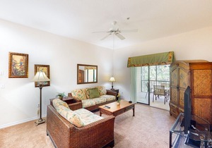 4th floor condo w/ balcony, gym, sauna, shared pools, hot tub, near theme parks